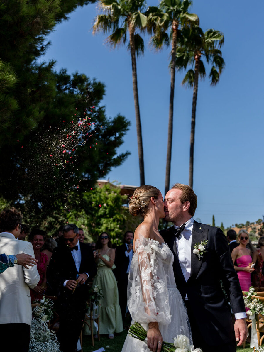 Destination Hochzeit Mallorca - Kuss nach der Trauung unter Palmen